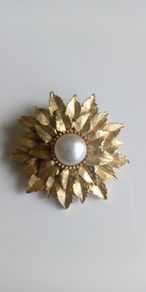 Vintage gold tone flower faux pearl brooch 16.7g