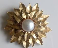 Vintage gold tone flower faux pearl brooch 16.7g