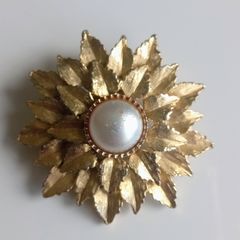 Vintage gold tone flower faux pearl brooch 16.7g