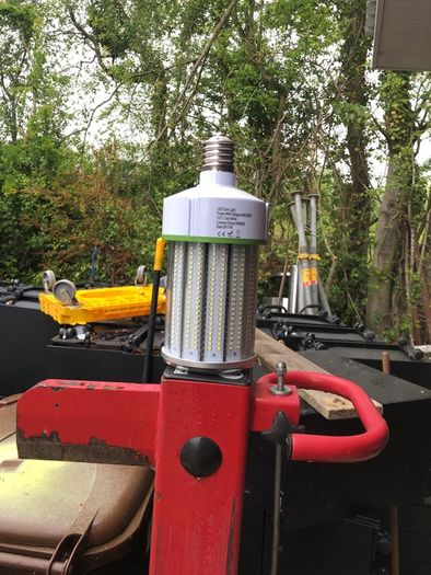 Hi-bay light complete with hi powered led lamp