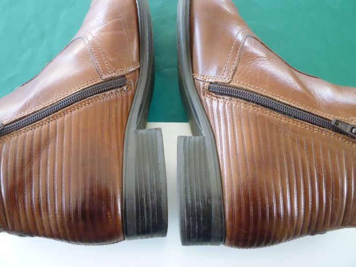 Brown Leather Chelsea Ladies Boots.  Side Zip. Colour Saddle Brown. Brand Ellen Blake.  Size Uk 6 / Eu 39.   In Very Good Condition. Quality Leather