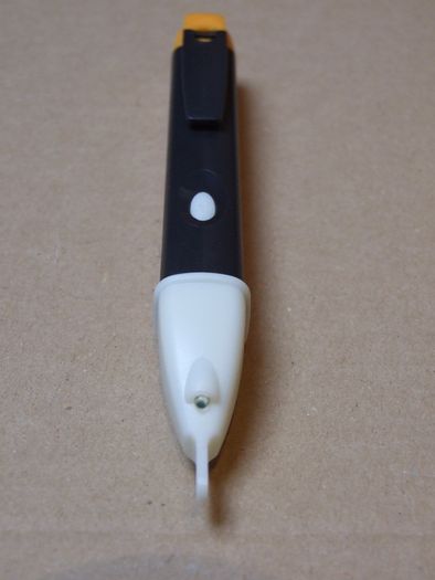 Non contact voltage detector