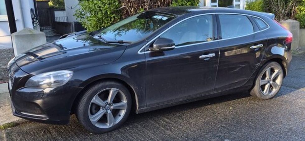 Black Volvo V40