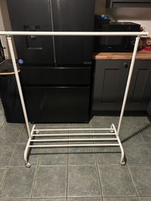 Adjustable height clothes rail