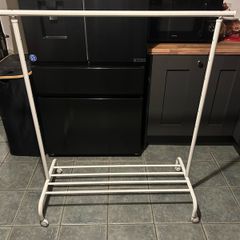 Adjustable height clothes rail