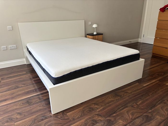 King Size Bed - IKEA MALM Bed w. Emma Mattress