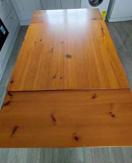 Extendable dining table