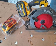 Dewalt DCS 575 saw
