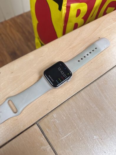 Apple Watch SE (GPS) (2nd Generation)