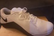 Trainer's ... ODDMENT  .... ONE Right Foot NIKE Metcon 5 White Black . . (Not a Joke) .. Size: 8.5 UK .. 43 EU .. Price Drop