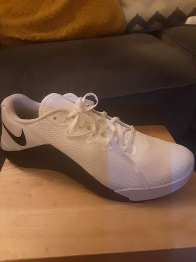 Trainer's ... ODDMENT  .... ONE Right Foot NIKE Metcon 5 White Black . . (Not a Joke) .. Size: 8.5 UK .. 43 EU .. Price Drop