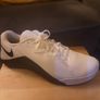 Trainer's ... ODDMENT  .... ONE Right Foot NIKE Metcon 5 White Black . . (Not a Joke) .. Size: 8.5 UK .. 43 EU .. Price Drop Image 9