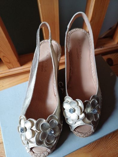 BNIB CARVELA size 5 Gold Wedge Sandals