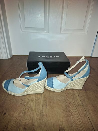 Brand NEW beautiful denim platform shoes, size 4