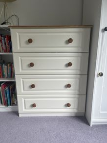 chest of drawers