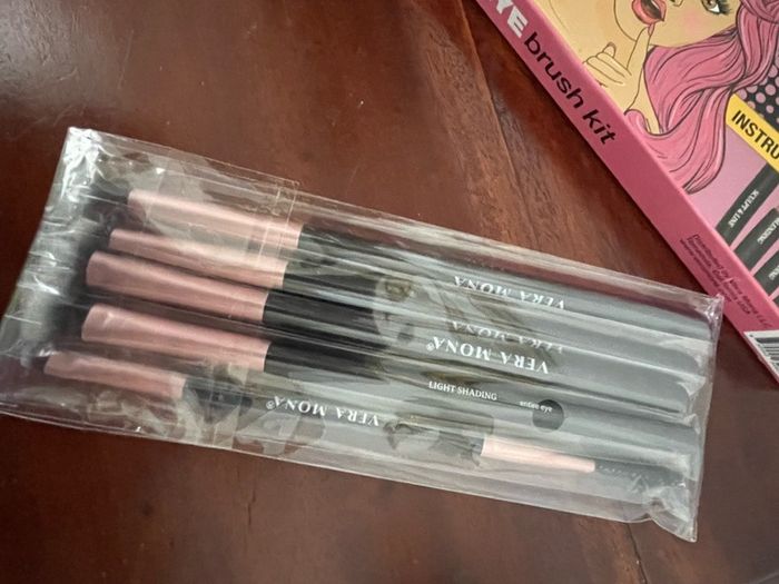 Vero Mona Instructional Eye Brush Set - New