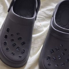 crocs never worn