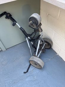 Electric golf trolley