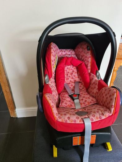 Maxi Cosi isofix base and car seat