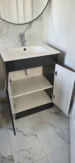 bathroom sink unit with mirror