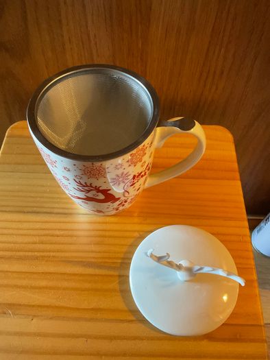 Beautiful Christmas mug with strainer Brand New