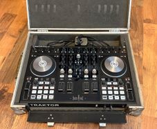 Native Instruments Traktor Kontrol S4 MK2 DJ Controller w/Flight Case