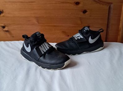 nike team hustle size 4 eu 36.5 black In excellent condition