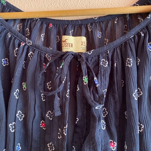 Hollister Cropped Blouse Size XS LIKE NEW