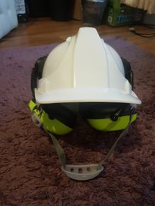 Builder 's helmet ,with ear defenders