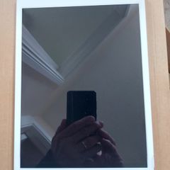 Apple Ipad 7th Generation, 32 GB, in very good cosmetic condition, Activation Locked to previous owner