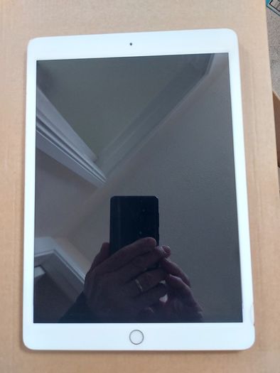 Apple Ipad 7th Generation, 32 GB, in very good cosmetic condition, Activation Locked to previous owner