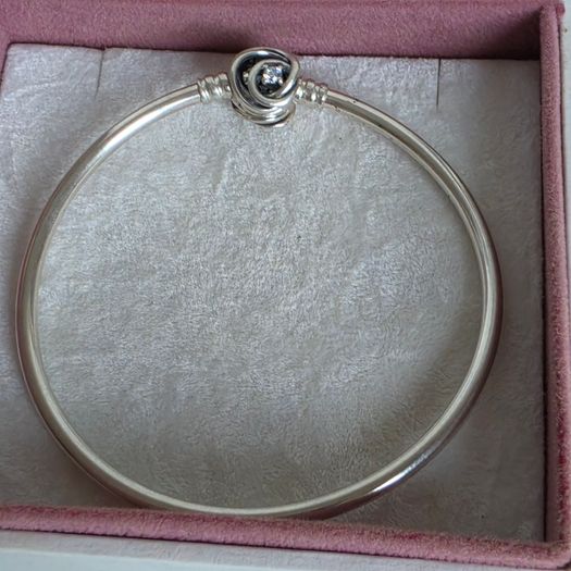 Pandora Moments encircled clasp bangle openwork swirl clasp holding a sparkling center crystal in great condition