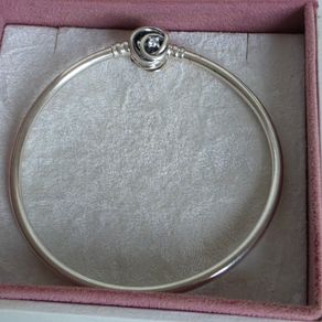 Pandora Moments encircled clasp bangle openwork swirl clasp holding a sparkling center crystal in great condition