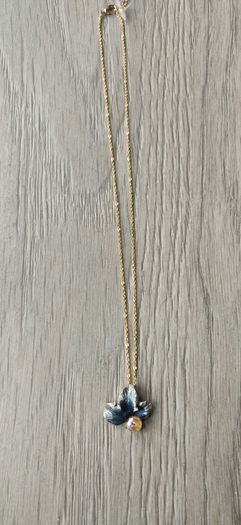 Brand new necklace with flower pendant