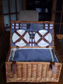 Vintage Style Wicker Picnic Basket (Insulated Interior For Hot Or Cold Food/Wine)