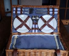 Vintage Style Wicker Picnic Basket (Insulated Interior For Hot Or Cold Food/Wine)