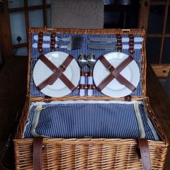 Vintage Style Wicker Picnic Basket (Insulated Interior For Hot Or Cold Food/Wine)