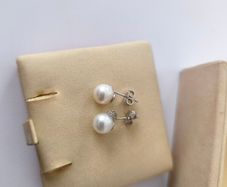 18k / ct Gold Earrings with Natural Pearls and Diamond
