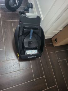 maxi-cosi carseat base, essy fix. selling as this was a spare for second car so rarely used.