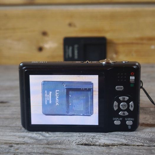 Panasonic Lumix DMC-FS11 14MP Digital Camera  w/ Charger Tested Fully Works