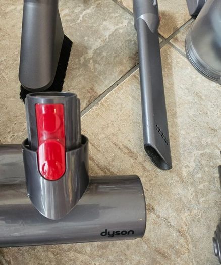 Dyson V8