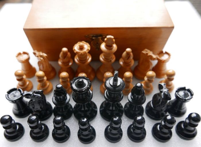 Antique  Chess Set 1930s-40s European Hand Carved Boxwood Complete 32 Pieces