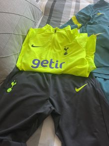 4 spurs original size xl older boys tracksuits green one has matching t shirt
