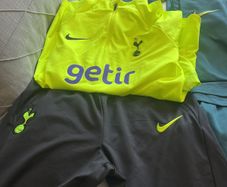 4 spurs original size xl older boys tracksuits green one has matching t shirt
