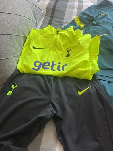 4 spurs original size xl older boys tracksuits green one has matching t shirt