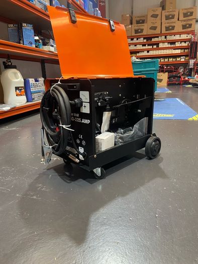 Brand new 225 amp gas and gasless MIG welder free delivery