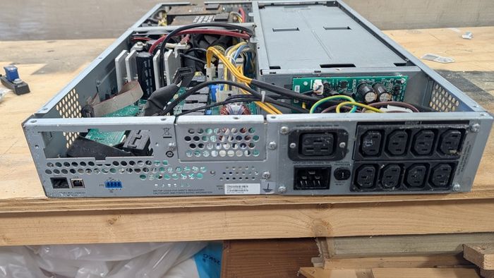 Apc Smt3000rmi2u Ups