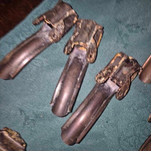 Rare Antique carpet clips x30 in metal copper tone
