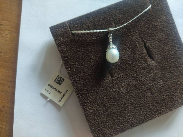 silver pendant and drop earrings with pearl