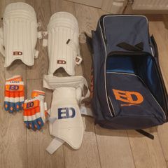 Cricket Set - youth -  including Sports Hub Legend  bat and  Masuri Helmet
